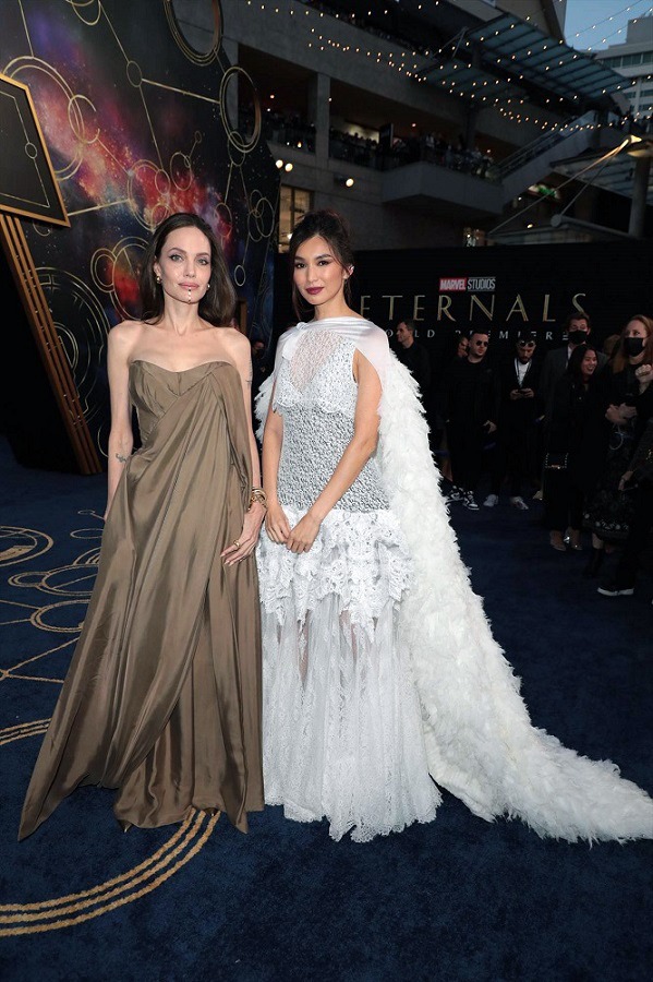 左からアンジェリーナ・ジョリー、ジェンマ・チャン。