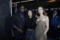 左からブライアン・タイリー・ヘンリー、クロエ・ジャオ、アンジェリーナ・ジョリー。