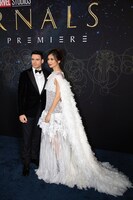 左からリチャード・マッデン、ジェンマ・チャン。