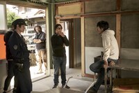 「ノイズ」メイキング写真より、廣木隆一（中央）。