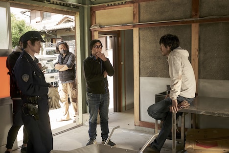 「ノイズ」メイキング写真より、廣木隆一（中央）。