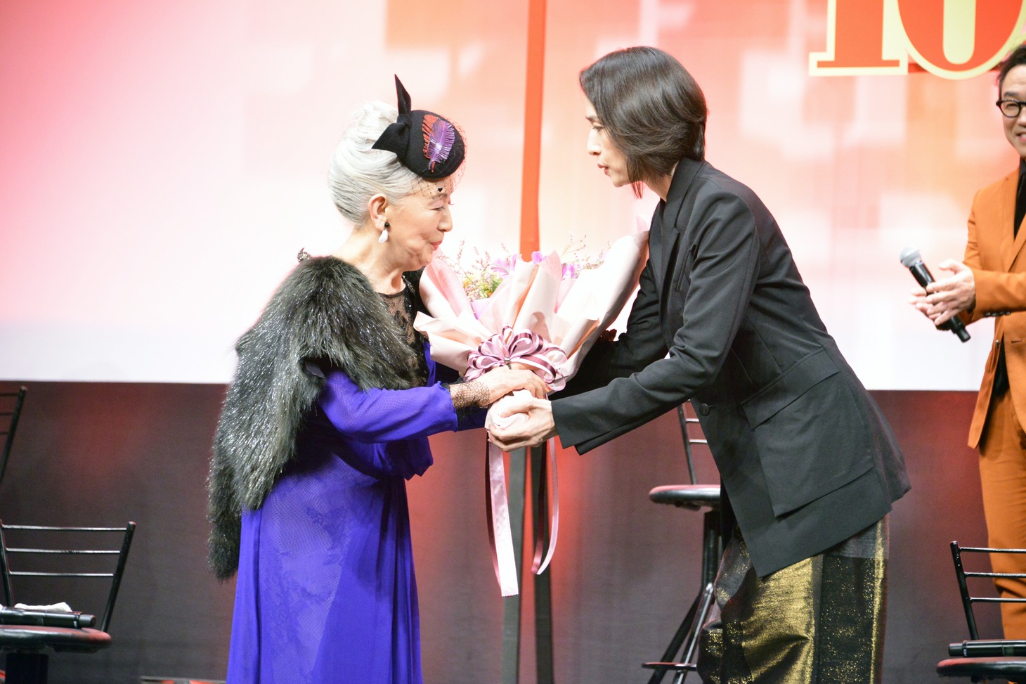 左から草笛光子、天海祐希。