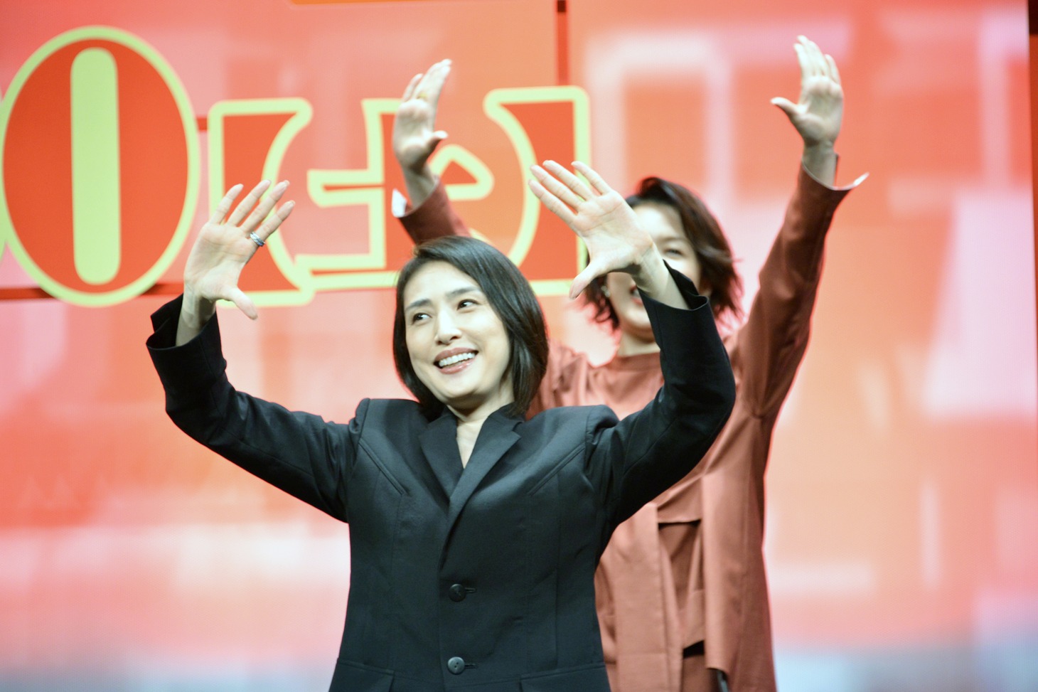 天海祐希（前）。