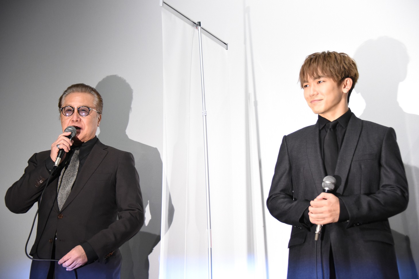 左から石橋凌、EXILE NAOTO。