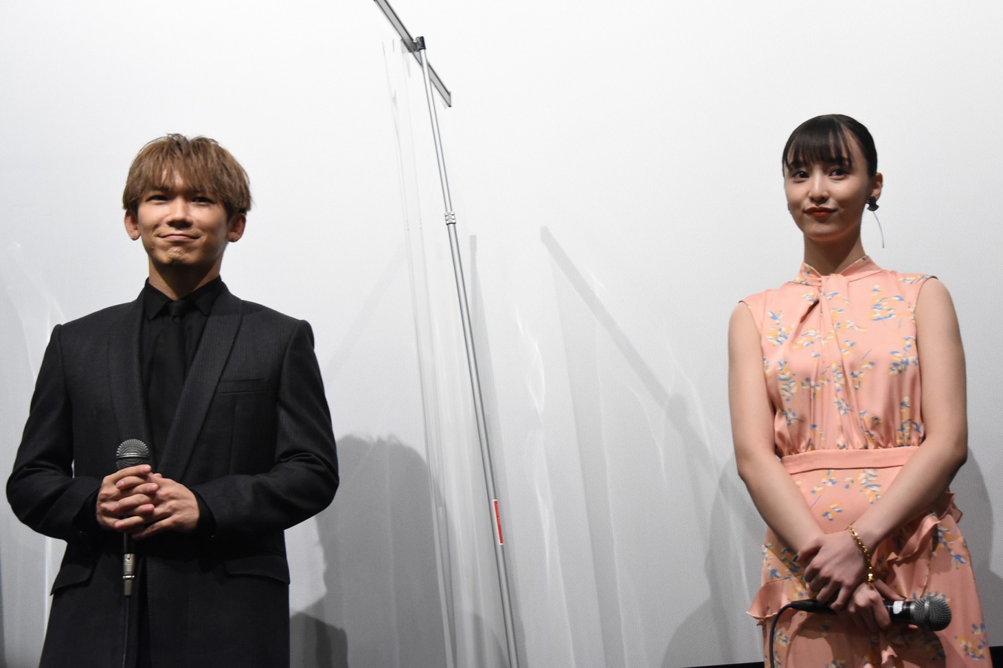 左からEXILE NAOTO、山田愛奈。