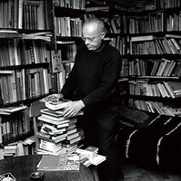 「ソラリスの著者」 Stanisław Lem w swojej bibliotece (c)lem.pl_zdjec̨ie użyte w filmie Autor Solaris.