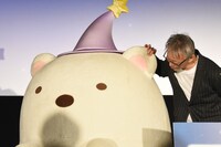 しろくまの立ち位置を修正する大森貴弘。