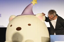 しろくまの立ち位置を修正する大森貴弘。