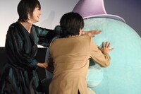 本上まなみ（手前左）と井ノ原快彦（手前右）になで回されるとかげ。