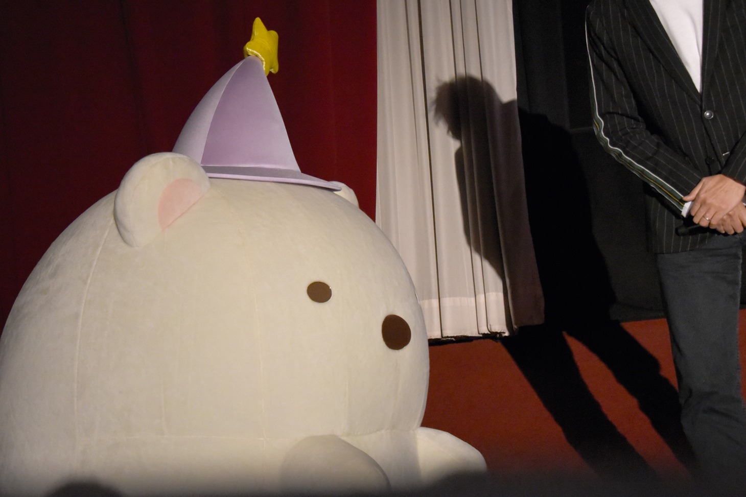 慎重にステージへと歩を進めるしろくま。