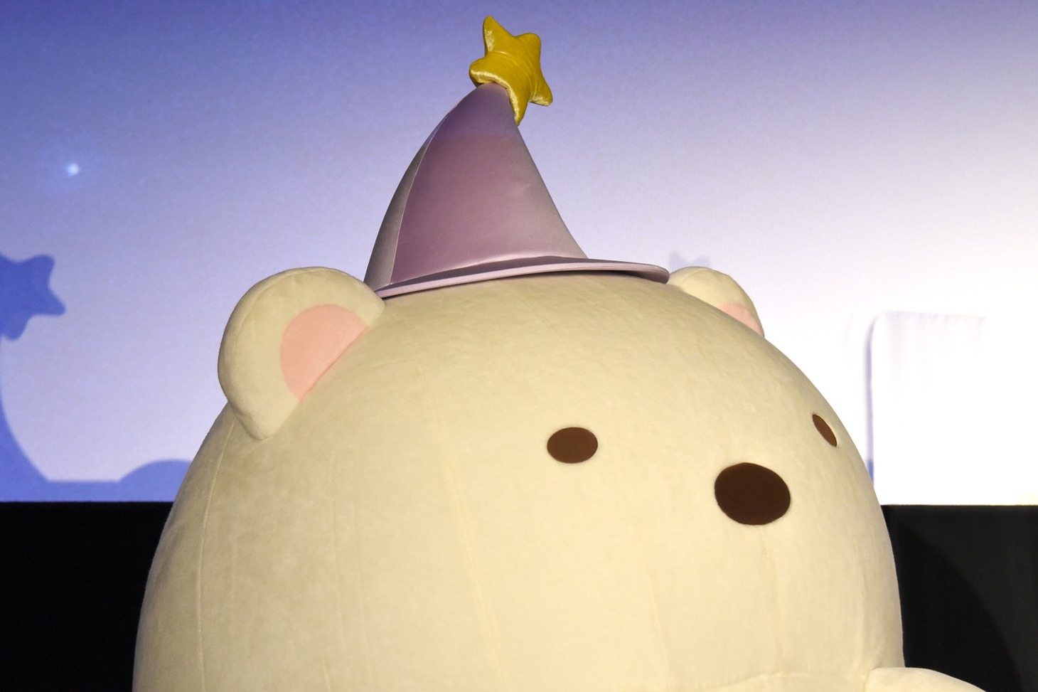 ゆっくり揺れながらキャストの話を聞くしろくま。