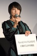 「こんな魔法があったらいいな」を発表する本上まなみ。なお井ノ原快彦は「怒っている人の語尾が『ぽ』になる魔法」と答えた。