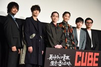 「CUBE 一度入ったら、最後」初日舞台挨拶の様子。左から斎藤工、岡田将生、菅田将暉、杏、田代輝、清水康彦。