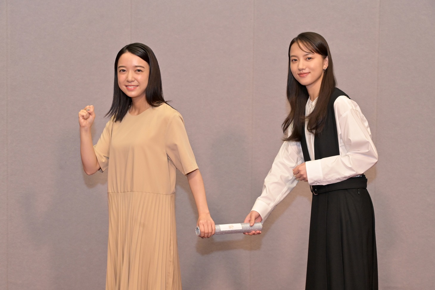 左から上白石萌音、清原果耶。