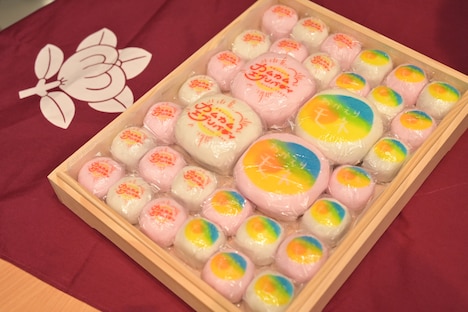 御菓子司「たちばな」の特製紅白まんじゅう。