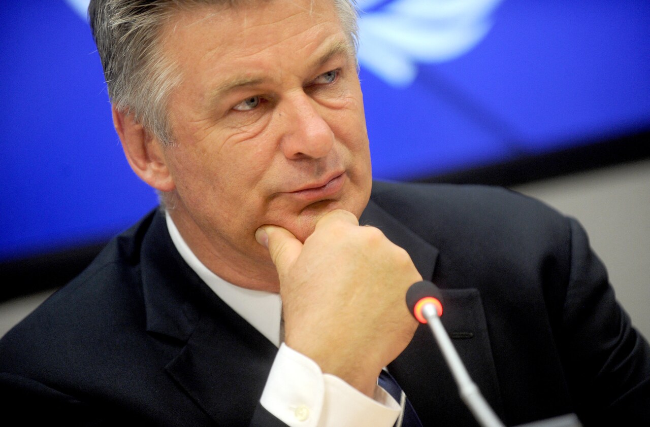 アレック・ボールドウィン、撮影中の銃誤射事故についてコメント「心を痛めています」