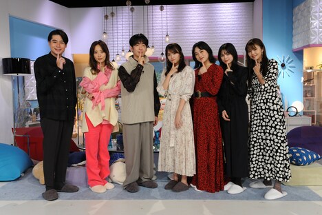 左から吉村崇、夏菜、DJ松永、田村保乃、佐々木莉佳子、紺野彩夏、鈴木ゆうか。