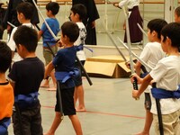 過去に行われた子供チャンバラ体験の様子。