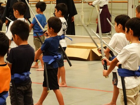過去に行われた子供チャンバラ体験の様子。