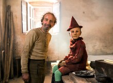 「ほんとうのピノッキオ」メイキング写真より、ロベルト・ベニーニ（左）とフェデリコ・エラピ扮するピノッキオ。