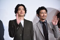 左から金子大地、安田顕。