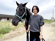 左から馬、板垣李光人演じる木崎誠。