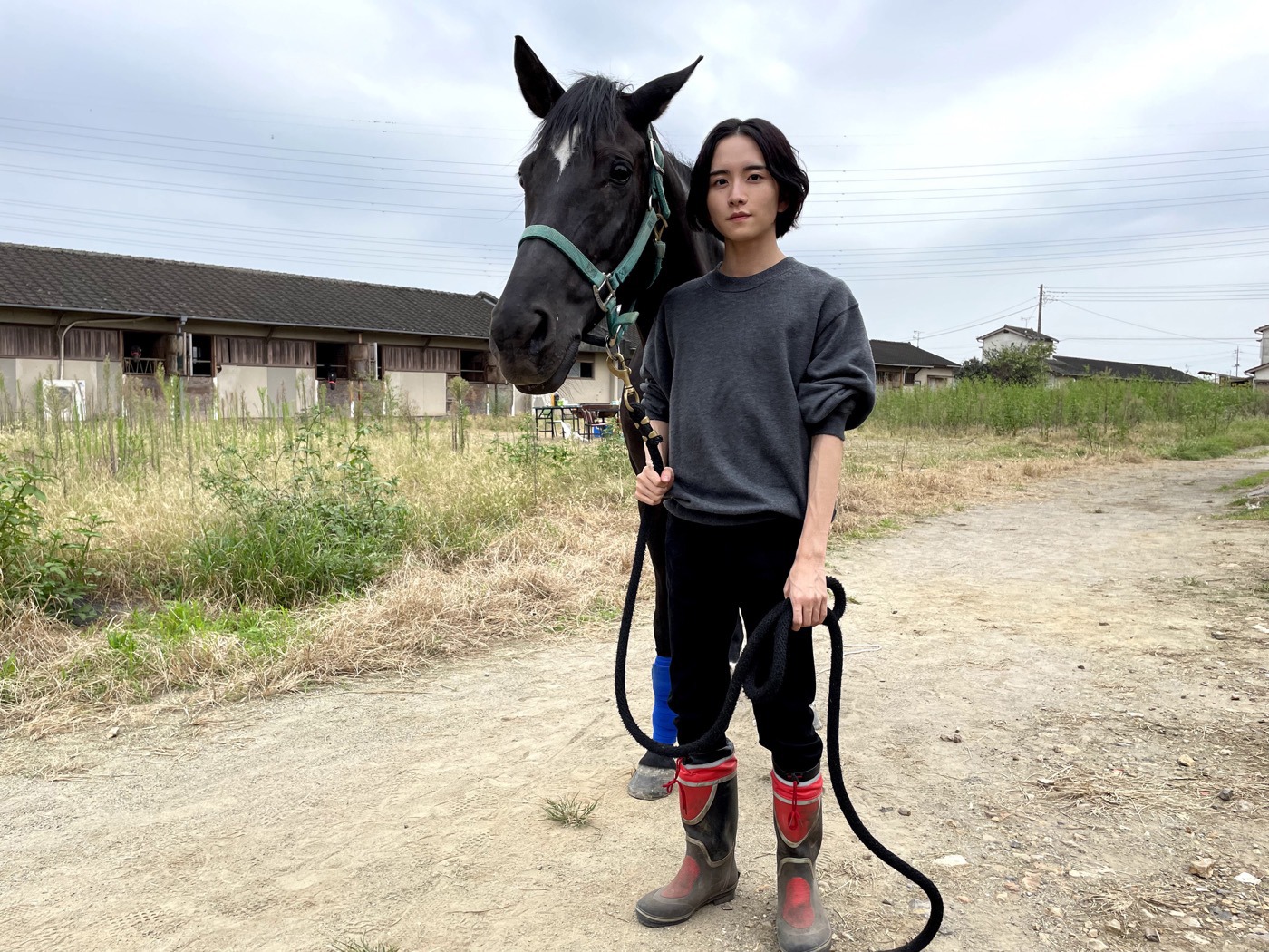 板垣李光人演じる木崎誠（右）。