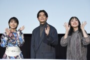 手を振る松本穂香（左）、井之脇海（中央）、川添野愛（右）。