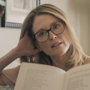 ジュリアン・ムーアが自由を謳歌する「グロリア 永遠の青春」予告