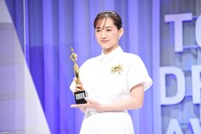 東京ドラマアウォード2021の授賞式に出席した綾瀬はるか。