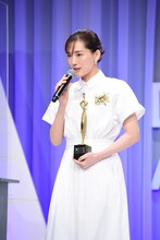東京ドラマアウォード2021の授賞式に出席した綾瀬はるか。