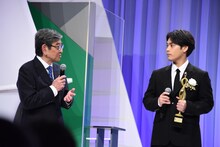 左から司会者の石坂浩二、柳楽優弥。