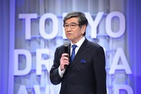 東京ドラマアウォード2021の授賞式で司会を務めた石坂浩二。