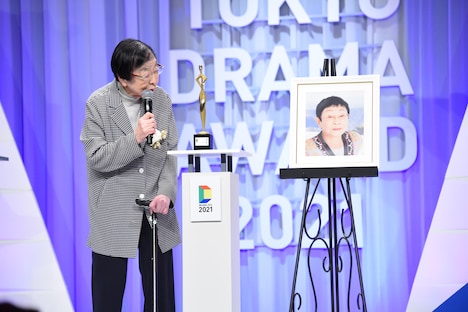 橋田壽賀子の遺影を見つめる石井ふく子（左）。