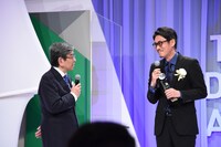 左から石坂浩二、西村武五郎。