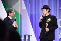 MCの石坂浩二（左）、宮藤官九郎（左）。