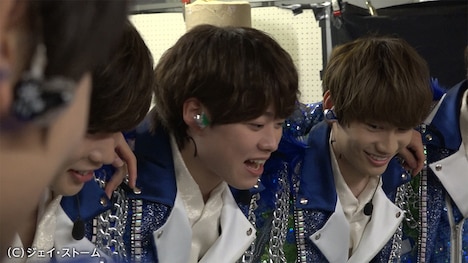 左から長尾謙杜、大橋和也、藤原丈一郎。