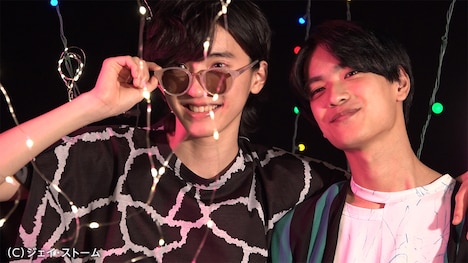 左から道枝駿佑、高橋恭平。