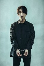 「連続ドラマW 正体」より、亀梨和也演じる鏑木慶一。