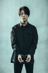 亀梨和也が脱獄死刑囚を演じるドラマ「正体」放送＆配信決定、役作りで金髪に