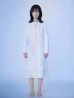 雪村白夜役の浜辺美波。