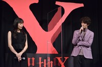 左から川口春奈、岡田将生。