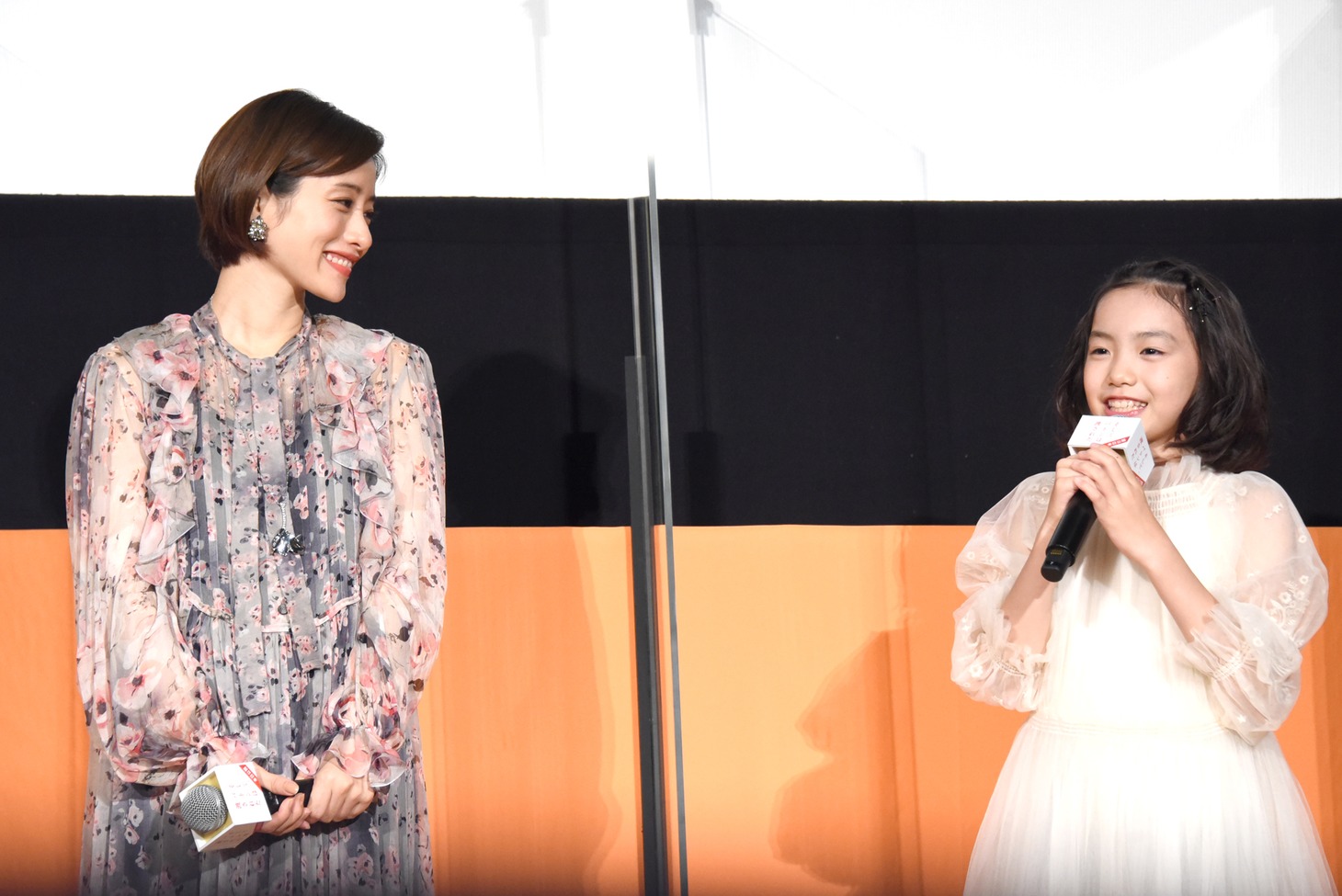 石原さとみ（左）に見守られながら挨拶をする稲垣来泉（右）。