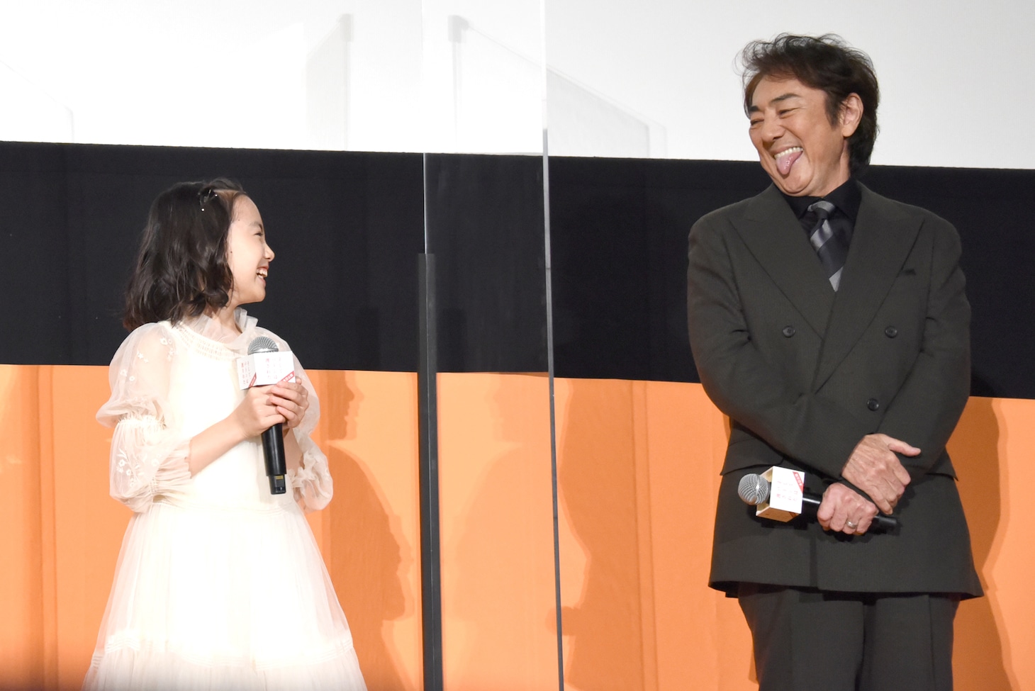 2人でこっそり楽しんでいた市村正親（右）と稲垣来泉（左）。