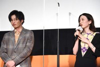 永野芽郁（右）からの賛辞を噛み締める田中圭（左）。