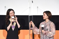 一晩に4タイプの怖い夢を見たという永野芽郁（左）を、泣きそうな表情で心配する石原さとみ（右）。