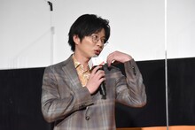 帰宅後、まず荷物を下ろすという田中圭。