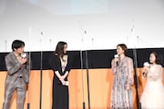 共演者たちから質問攻めされる田中圭（左端）。