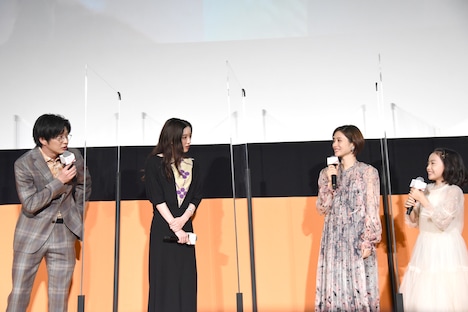 共演者たちから質問攻めされる田中圭（左端）。