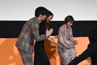 公開記念のくす玉を割るため再登場した際に、率先して先頭を歩いたものの位置を間違えたことに気付いた田中圭（左端）。